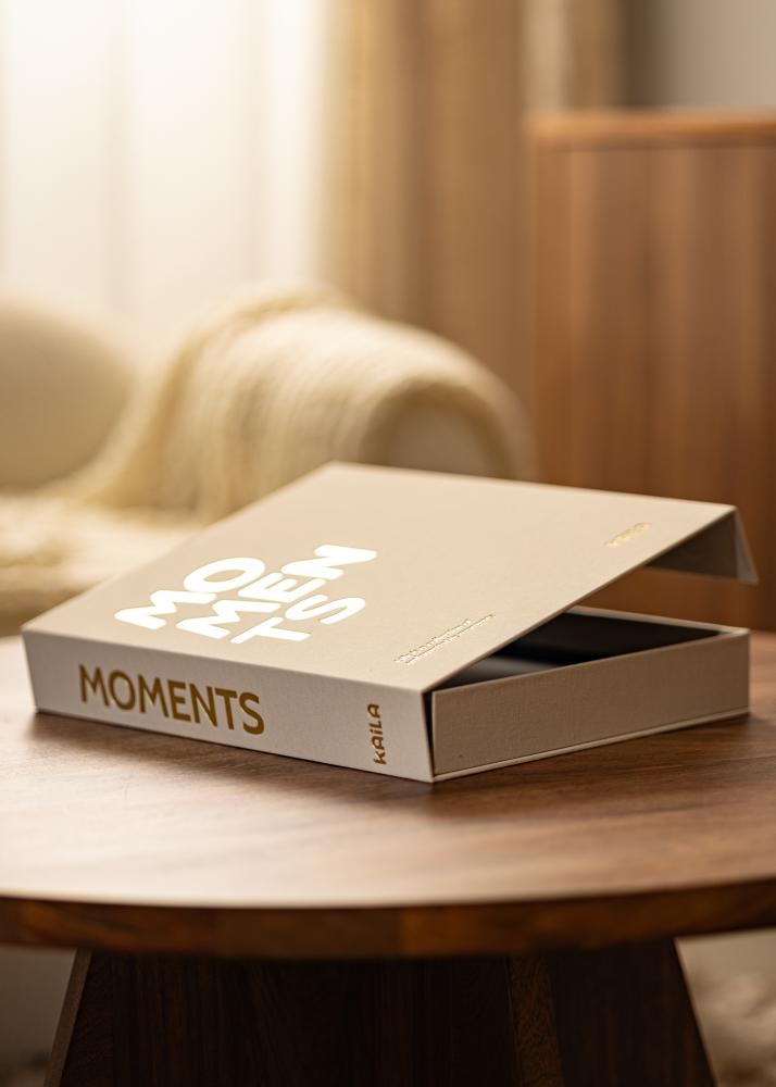 KAILA MOMENTS Creme - Coffee Table Photo Album (60 mustad lehekuljed)