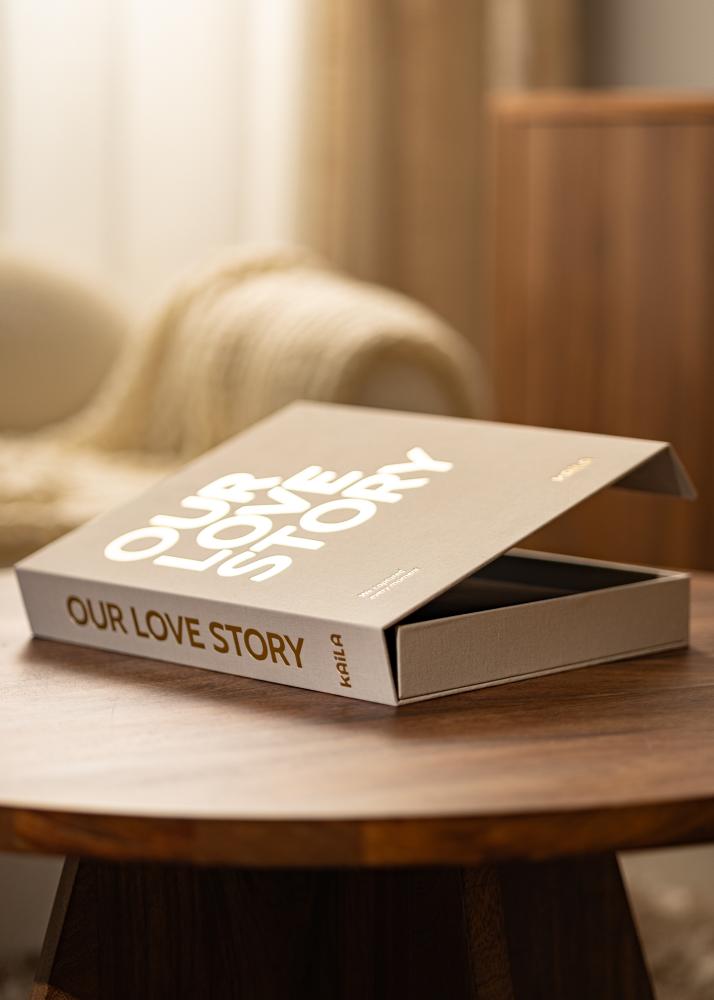 KAILA OUR LOVE STORY Creme - Coffee Table Photo Album (60 mustad lehekülge)