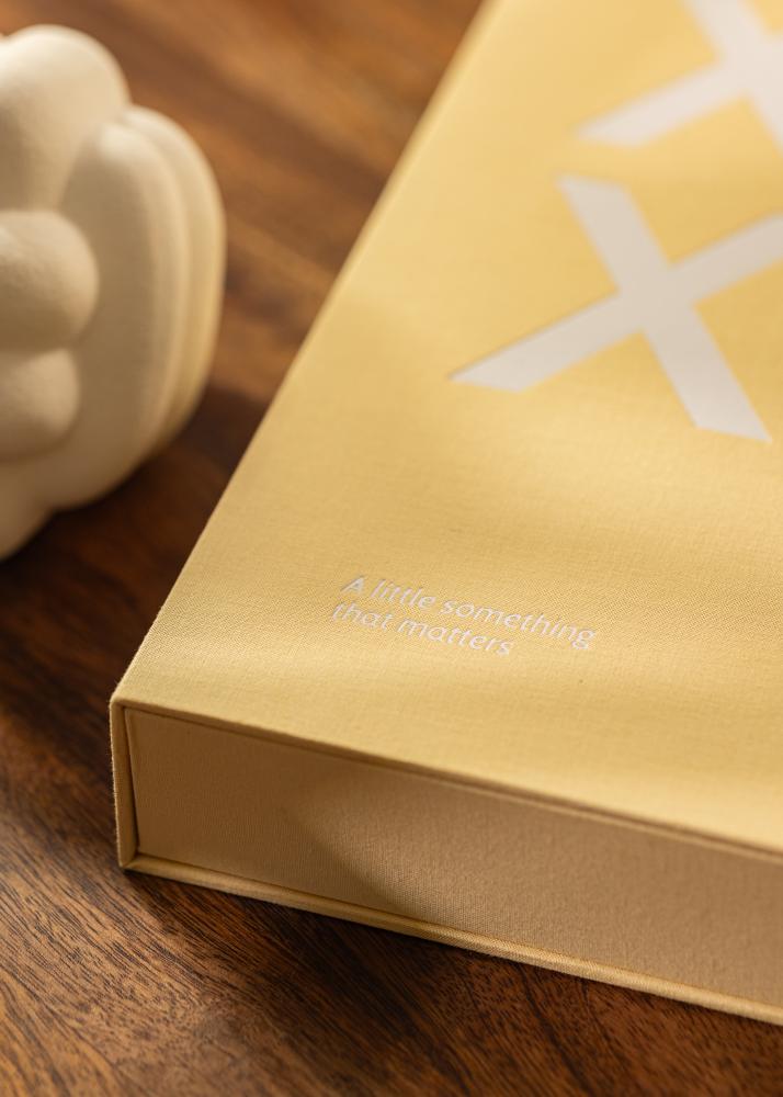 KAILA XOXO Yellow - Coffee Table Photo Album (60 mustad lehekuljed / 30 lehte)