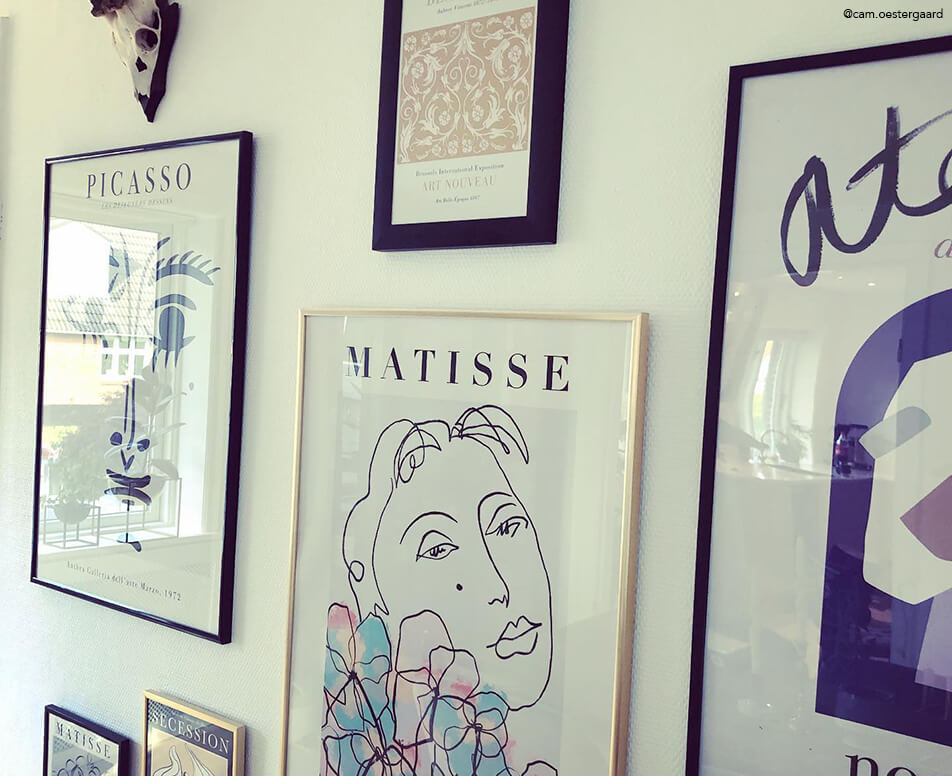 Kunstisein mustade ja kuldsete raamidega