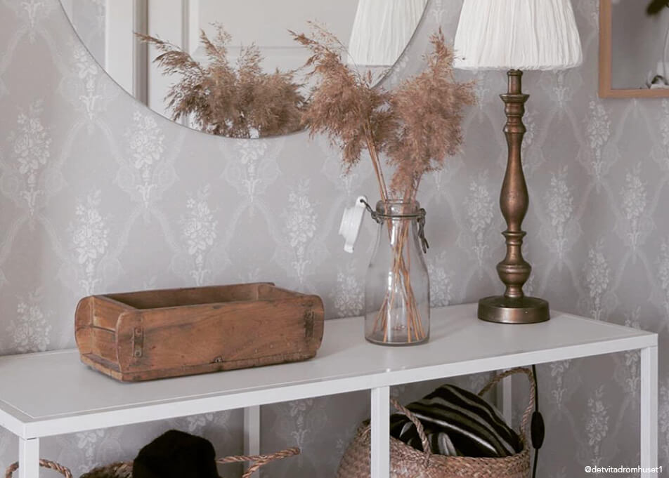 Esiku sisekujundus – väikeste asjade hoidmine puidust kausis, ümmargune peegel, pronkslamp