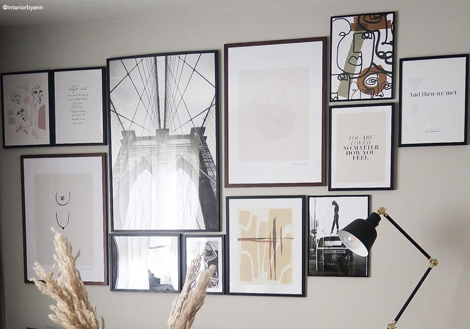 Suur kunstisein diivani kohal elutoas